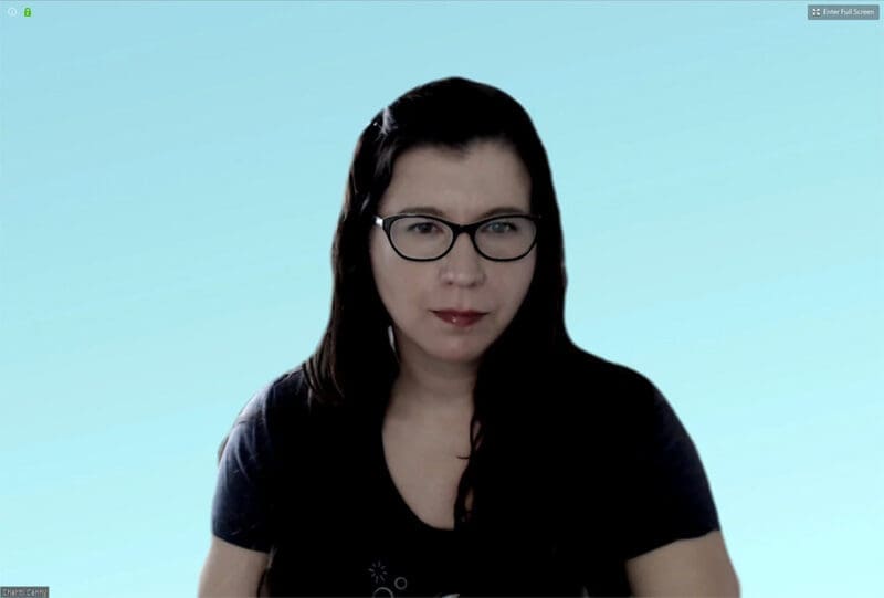 YouTube kanalini ochishga tayyormiz! Unsplash.com saytida Simone Hutsch tomonidan yaratilgan fon.